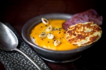Velouté de potimarron, chips de bacon et d'emmental Velouté de potimarron, chips de bacon et d'emmental