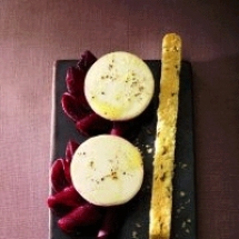 Chavignol sur sa rosace de betterave et son shortbread au carvi Chavignol sur sa rosace de betterave et son shortbread au carvi