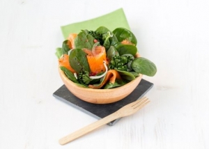 La salade de pousses d'épinard à la truite fumée La salade de pousses d'épinard à la truite fumée